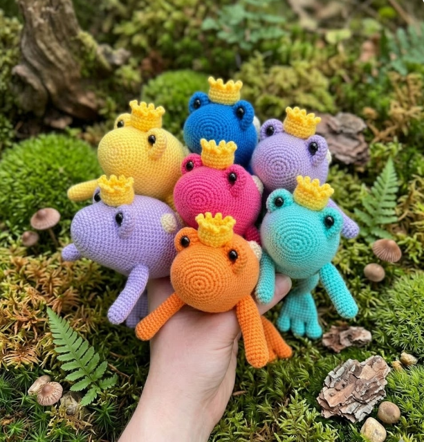 Frog Crochet Pattern PDF, No Sew Leggy Frog Amigurumi, Beginner Crochet Plushie, Frog Prince Pattern